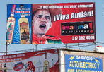 Imagem de um outdoor com propaganda. Na escrita usa-se uma mescla de espanhol e ingls.  Palavras-chave: Outdoor. Publicidade. Spanglish. Obama.