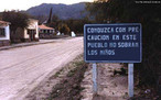 Imagem de uma placa de trnsito com a seguinte frase: "Conduzca con precaucin, aqui los nios no sobram". Em algum lugar sobram crianas? Palavras-chave: Interpretao. Sentido. Sintaxe. Trfego.