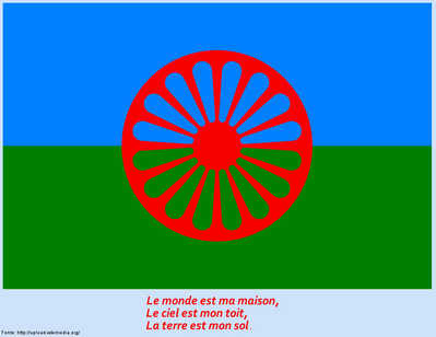 O lema cigano "O cu  meu teto; a terra  minha patria e a liberdade  minha religio" pode ser identificado na linguagem no verbal da bandeira do povo Rom. A que cores correspondem os elementos cu e terra? Que relao pode ser traada entre essa bandeira e a bandeira do Brasil? O povo cigano, que tambm compe a sociedade brasileira, representa a diversidade cultural cigana do planeta. Felizmente, h muitos ciganos na escola, mas muitas vezes a criana cigana  vtima do preconceito e do desconhecimento, e por isso esconde seu pertencimento. Para que as situaes de perseguio e privaes cessem,  preciso valorizarmos o dilogo e o respeito, para aprendermos uns com os outros e neutralizarmos informaes equivocadas e lendas sem fundamento que se perpetuam de gerao a gerao. Quer saber mais sobre essas questes? Contacte o Departamento de Diversidade - DEDI : (41) 3340-1688 (41) 8409-1677. Palavras-chave: Linguagem no verbal. Smbolo. Ptria. Cores. Sociedade. Gitanos. Itinerncia. Diversidade.