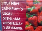  Foto de um anncio da inaugurao de uma loja da rede de supermercados britnica (Sainsbury's), onde constam local, horrio e dia. Palavras-chave: tempo, nmeros, semana, hora, propaganda. 