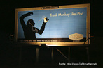  Foto de um billboard (outdoor) contendo a figura de um macaco utilizando um tocador de msica.  Palavras-chave: animal, gorila, msica, tecnologia, inferncia.