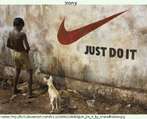 Imagem de um menino urinando sobre uma parede suja, que contm tambm a logo de uma conhecida marca de roupas e calados. Palavras-chave: Urinando. Parede. Logomarca. Cachorro. Contradio. Propaganda.