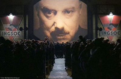 Imagem retirada das cenas iniciais do filme Nineteen Eighty Four (1984), baseado na obra homnima de George Orwell, que aborda o totalitarismo e o controle dos meios de comunicao como forma de doutrinao. Na seo <a href="http://www.lem.seed.pr.gov.br/modules/video/showVideo.php?video=14791">Trechos de filmes</a>, voc encontra vrios trechos desse filme.<br>
<br>
Palavras-chave: Filme. Adaptao. Orwell. Alienao. Ingsoc.