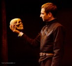 Foto do ator James Kuhl representando Hamlet, uma das mais famosas obras do escritor ingls William Shakespeare.  Palavras-chave: Hamlet. Literatura. Gneros textuais. Interdiscurso. Shakespeare. Literatura universal.