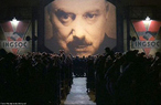 Imagem retirada das cenas iniciais do filme Nineteen Eighty Four (1984), baseado na obra homnima de George Orwell, que aborda o totalitarismo e o controle dos meios de comunicao como forma de doutrinao. Na seo <a href="http://www.lem.seed.pr.gov.br/modules/video/showVideo.php?video=14791">Trechos de filmes</a>, voc encontra vrios trechos desse filme.<br> <br> Palavras-chave: Filme. Adaptao. Orwell. Alienao. Ingsoc.