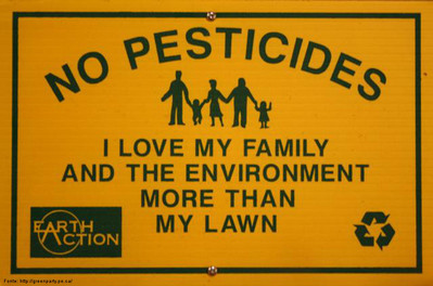 Placa indicando no somente que uma rea plantada  livre de pesticidas, mas tambm apresentando argumentos para fundamentar essa atitude por parte dos proprietrios.<br>
<br>
Palavras-chave: Agricultura. Pesticida. Qumica. Natureza. Alimentao.