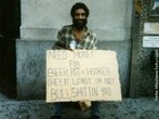 Foto de um homem com um cartaz dizendo "Preciso de dinheiro para cerveja, maconha e prostitutas (ei, pelo menos eu no estou mentindo para voc)".  Palavras-chave: vcio, rua, calada, mendigo, verdade, mentira.