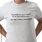 Foto de uma mulher com uma camiseta com o dizer: "Meu namorado me disse que eu precisava ser mais afetiva... Por isso agora tenho dois namorados".  Palavras-chave: relacionamentos, compreenso, interpretao, piada.