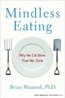 Foto da capa de um livro de ttulo "Mindless eating: why we eat more than we think" (Comer sem pensar: por que comemos mais do que pensamos). Em lugar dos talheres garfo e colher, veem-se um forcado e uma p.   Palavras-chave: ferramentas, gerndio, gramtica, comparativo.