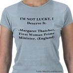 Foto de uma mulher trajando uma camiseta cinza com a citao da estadista britnica Margareth Tatcher: "No  sorte, que eu tenho;  merecimento".   Palavras-chave: diferenas, homens, mulheres, poltica, celebridades.
