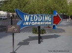 Foto de uma placa com luzes de neon indicando um local de casamentos. Palavras-chave: relacionamento, imediatismo, cultura, casamento.