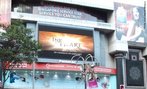 Fachada de um shopping em Singapura, mostrando o anncio de um filme. Veem-se tambm outras propagandas de lojas.  Palavras-chave: comrcio, cinema, entretenimento, cultura chinesa.