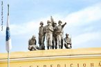 Foto de uma esttua representando os heris brasileiros na Segunda Guerra Mundial, sobre o frontispcio de um prdio.  Palavras-chave: heri, guerra, Ptria, ideologia, dedicao, interdiscurso.