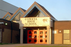 Foto de uma escola de ensino mdio dos Estados Unidos. L-se no frontispcio os dizeres: "Coweta High School: onde o orgulho  um estilo de vida".  Palavras-chave: educao, fachada, edifcio, American Way of Life.