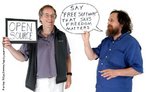 Foto de Tim O'Reilly, defensor do software livre, e Richard Stallman, hacker fundador do Projeto GNU. Ambos seguram cartazes, em que se l, respectivamente: "Fonte aberta" e "Diga 'software livre', o que significa que a liberdade importa".  Palavras-chave: informtica, sistema, abertura, liberdade, computao.