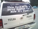 Foto da traseira de um veculo grande, de carga. L-se no vidro: "Este carro pertencia a um traficante. Agora  nosso".  Palavras-chave: Tulsa, Estados Unidos, patrimnio, crime, drogas.