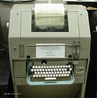 Foto de uma velha mquina de telex, ainda com bobina.  Palavras-chave: telex, meios de comunicao, tecnologia, modernidade, mquinas, bobina.