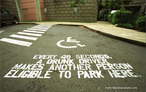 Foto de uma vaga de estacionamento para cadeirante em um estacionamento, com o dizer: "A cada 48 segundos, um motorista bbado faz mais uma pessoa apta para estacionar aqui".  Palavras-chave: paraplegia, deficincia, cadeira de rodas, transporte, lcool.