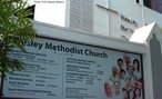  Fachada de uma igreja metodista localizada em Singapura. Podem-se ver horrios e programaes da comunidade religiosa, ao lado da foto de vrias pessoas.  Palavras-chave: inferncia, texto no verbal, sorriso, religio, prdio. 