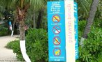 Foto da placa na entrada da praia de Palawan, ilha de Sentosa, em Singapura. Na placa leem-se instrues de comportamento no local, alm de telefones de emergncia.  Palavras-chave: turismo, praia, oriente, vero, regras.