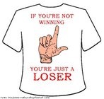 Desenho de uma camiseta com a figura de uma mo sinalizando a letra L, abreviao para "loser". L-se ainda a frase: "Se voc no est vencendo, ento voc no passa de um perdedor".  Palavras-chave: cultura, dinheiro, consumo, competitividade, Estados Unidos.
