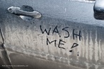 Foto de um carro sujo, com a mensagem (riscada a dedo): "Lave-me!". Palavras-chave: sujeira, veculo, porta, recado, mensagem, imperativo. 