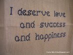 Texto escrito em ponto cruz dizendo: "Eu mereo amor e sucesso e felicidade".  Palavras-chave: merecimento, sentimento, artesanato, bordado.