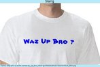 Foto de um homem vestindo uma camiseta branca com o dizer "Waz up bro" (What is up, brother? / Qual , mano?).  Palavras-chave: Gria. Expresses idiomticas. Saudao. Roupa. Estampa.