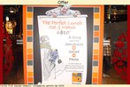 Foto de um cartaz divulgando uma promoo em um restaurante em um shopping central na cidade de Cingapura. O preo aparece em dlar cingaporeano, e so mencionados trs pratos diferentes.   Palavras-chave: Alimentao. Dinheiro. Moeda. Valor. Propaganda.