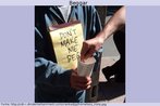 Imagem de um pedinte que carrega a inscrio "No me faa implorar".  Palavras-chave: Pedinte. Implorar. Necessidade. Dinheiro.
