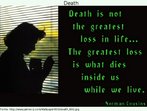 Foto de uma pessoa num ambiente escuro, acompanhada de uma frase referente  diferena entre a perda trazido pela morte e a perda interior ocorrida quando ainda em vida.  Palavras-chave: Depresso. Morte. Perda. Tristeza. Doena. Vida.