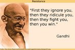 Foto de Mahatma Gandhi acompanhada da frase de sua autoria: "Primeiro eles o ignoram; depois eles o ridicularizam; depois, o combatem; por fim, voc ganha".  Palavras-chave: Resistncia. Discurso. No violncia. Celebridades.