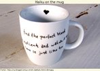 Foto de uma caneca com um haikai escrito em sua parte exterior.   Palavras-chave: Haicai. Poesia. Literatura. Caneca. Poética. Gêneros textuais.