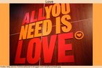 Foto de um painel com as palavras "All you need is love" (tudo de que voc precisa  amor), tambm constante da msica homnima dos Beatles.  Palavras-chave: Msica. Lyrics. Amor. Sentimento. Necessidade.