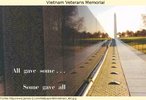 Foto do Monumento aos Veteranos do Vietn (em Washington), tendo em primeiro plano uma frase: "Todos deram algo... Alguns deram tudo".  Palavras-chave: Guerra. Herosmo. Estados Unidos. Participao. Inferncia.