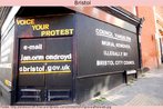 Foto de um estabelecimento em Bristol, Inglaterra, com inscries na parede relacionadas ao conselho municipal contra o vandalismo.   Palavras-chave: Administrao. Governo. E-mail. Cidade. Comrcio.