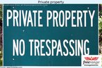 Foto de uma placa alertando sobre a proibio da passagem.   Palavras-chave: Propriedade privada. Direito. Liberdade. Divises sociais.