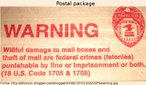Foto de um pacote com aviso sobre a lei contra violao de correspondncia.  Palavras-chave: Gneros textuais. Institucional. Organizao. Linguagem.