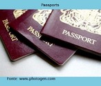  Foto de trs passaportes com capa marrom, com a inscrio "passport".  Palavras-chave: Passaporte. Visto. Capa. Marrom. Trnsito. Viagem. Pas. Fronteira.
