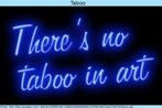 Letreiro em neon com a inscrio "There's no taboo in art" (No existem tabus, na Arte). O fundo  preto e as letras, de tom entre lils e roxo.  Palavras-chave: Placa. Tabu. Arte. Certo. Errado. Expresso.