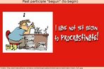 Nesta figura, um homem, enquanto cantarola, faz esculturas com clipes de papel. Ao lado, l-se a frase: "Eu ainda no comecei a procrastinar" ["enrolar"]. Destaca-se o uso da forma "begun", referente ao verbo "to begin".  Palavras-chave: Verbo. Particpio. Perfect. Sinnimo. Eufemismo.