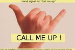 Nesta imagem, v-se um sinal de mo utilizado para transmitir a mensagem no verbal de solicitao de telefonema ("Call me up!", ou "Ligue-me!).  Palavras-chave: Linguagem no verbal. Phrasal verb. Verbos.