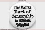 Foto de um bottom com a mensagem: "A pior parte da censura ..." e as palavras restantes rabiscadas/censuradas.  Palavras-chave: Liberdade. Expresso. Acessrio. Comparativo. Worst.