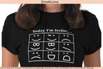 Foto de uma camiseta contendo vrios "emoticons" abaixo da expresso "Hoje eu estou...".  Palavras-chave: Roupa. Internet. Sentimento. Pontuao. Linguagens.