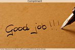 Nesta imagem, l-se a expresso de elogio "Good job" escrita em papel pardo, por uma caneta-tinteiro. Palavras-chave: Compliment. Escrita. Professor. Caneta. Expresses.