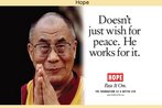 Cartaz produzido pela Organizao para uma Vida Melhor (OVM) que mostra a foto do lder tibetano Dalai Lama e a frase: "Ele no s deseja a paz. Ele trabalha por ela". Palavras-chave: Celebridade. Religio. Oriente. Poltica. China.