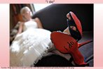 Foto de uma noiva com sapato alto vermelho, e frase "Aceito" (I do) escrita na sola. Palavras-chave: Casamento. Bride. Cerimnia. Vestido. Expresso idiomtica.