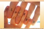 Foto de duas mos com os dedos entrelaados, sobre os quais se l a frase "I love you". Palavras-chave: Sentence. Romantismo. Verbo. Classes de palavras.