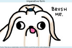 Nesta imagem, um cachorro (desenho), utilizando a forma imperativa do verbo, pede que escovem seus pelos. Palavras-chave: Gramtica. Verbo. Imperativo. Animal.