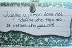Foto de um bilhete com a inscrio "Julgar os outros no define quem elas so. Define quem voc ". Palavras-chave: Frase. Efeito. Gerndio. Motivacional.
